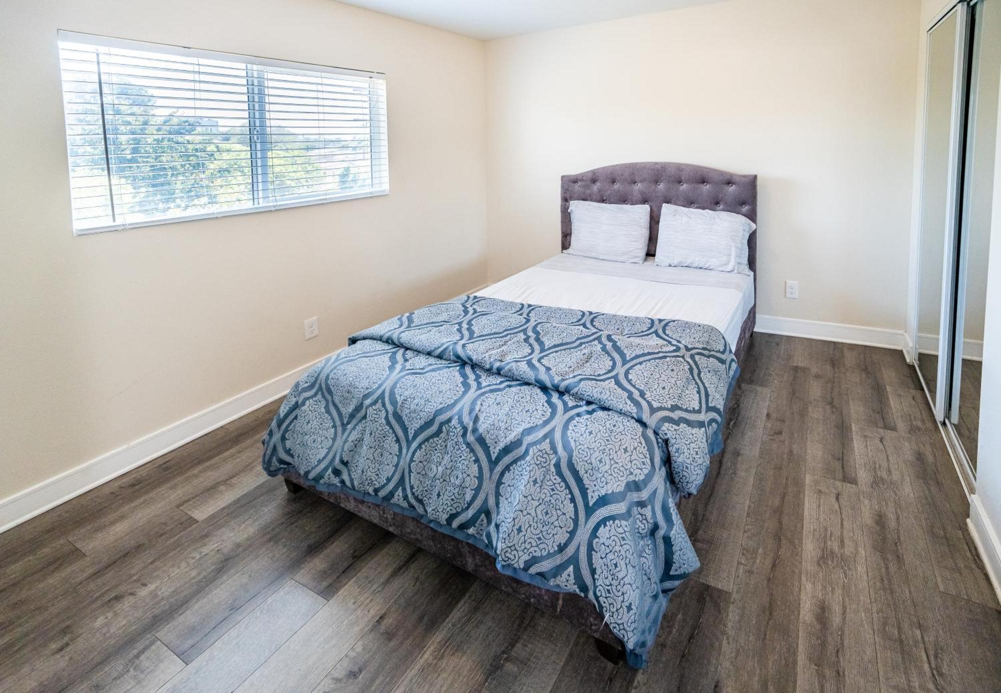 Modern 2 Level 5-bedroom 3-bathroom Close To Downtown La Apartamento *
