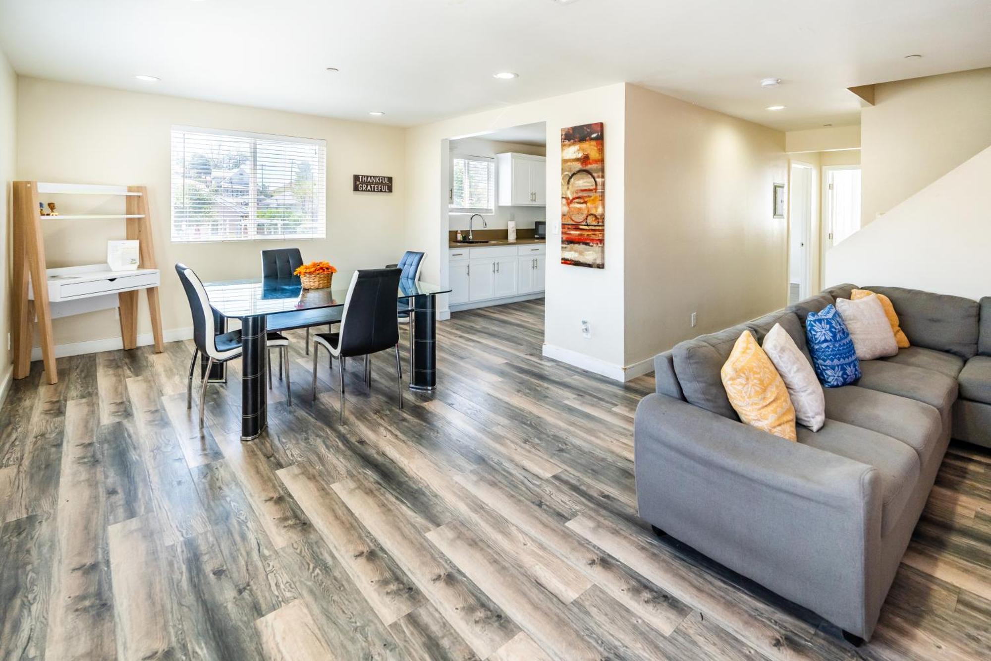 Modern 2 Level 5-bedroom 3-bathroom Close To Downtown La